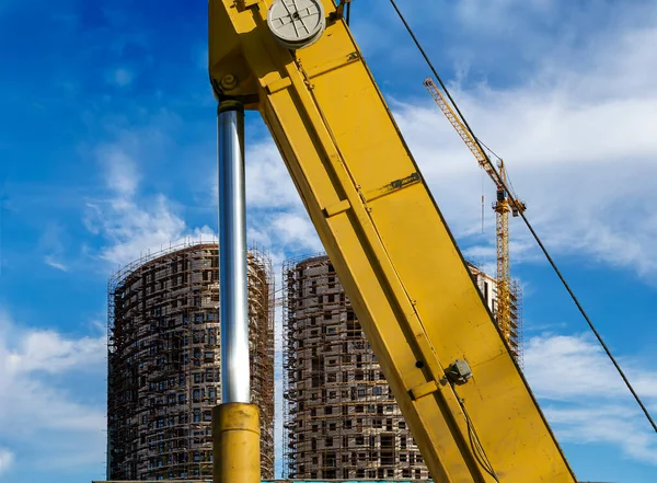 Parte Una Máquina Construcción Excavadora Grúa Con Edificio Varios Pisos — Foto de Stock