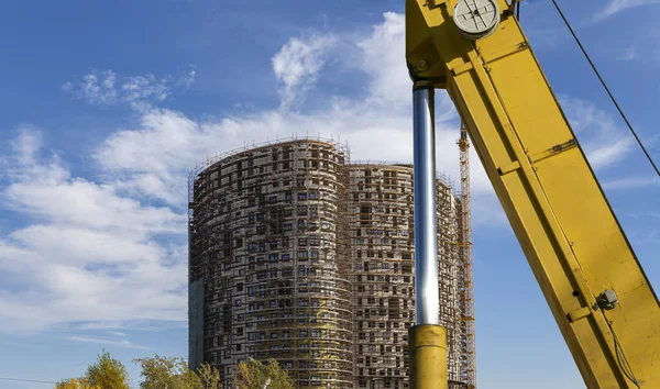 Parte Uma Máquina Construção Escavadeira Guindaste Com Edifício Vários Andares — Fotografia de Stock