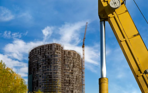 Onderdeel Van Een Bouwmachine Graafmachine Kraan Met Meerdere Verdiepingen Gebouw — Stockfoto