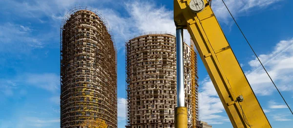 Parte Uma Máquina Construção Escavadeira Guindaste Com Edifício Vários Andares — Fotografia de Stock