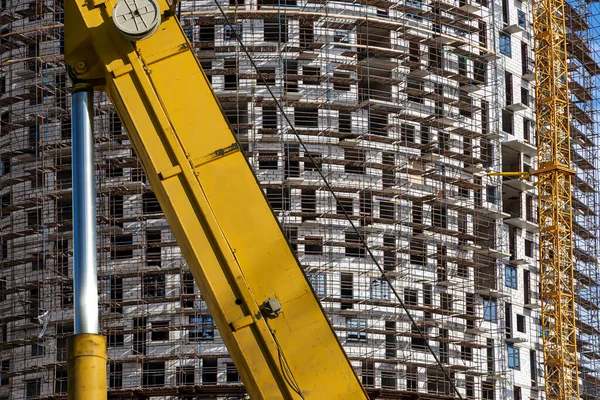 Parte Una Máquina Construcción Excavadora Grúa Con Edificio Varios Pisos — Foto de Stock