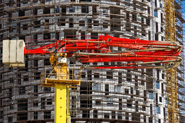 Pompa Betonowa Budowlana Cysterna Pompą Wielopoziomowym Budynkiem Budowie Rusztowaniem Nowy — Zdjęcie stockowe