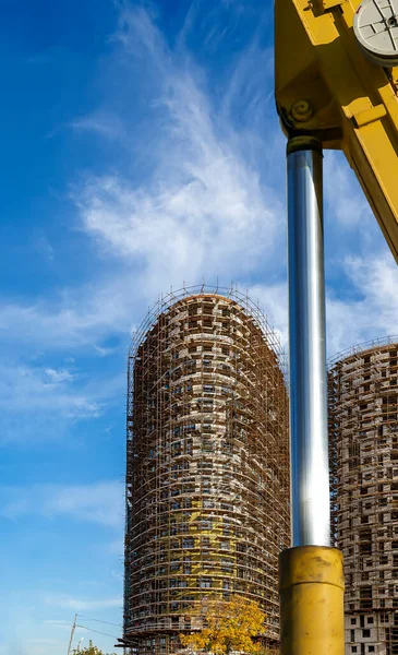 Onderdeel Van Een Bouwmachine Graafmachine Kraan Met Meerdere Verdiepingen Gebouw — Stockfoto