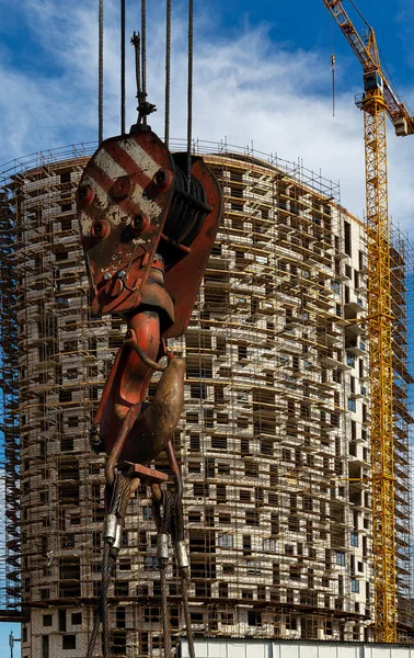 Строительный Крановый Крючок Многоэтажным Строящимся Зданием Фоне Строительных Лесов Новый — стоковое фото