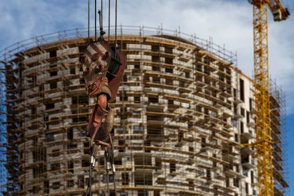 Baukran Haken Mit Bau Befindlichem Mehrstöckigen Gebäude Mit Gerüsten Neuer — Stockfoto