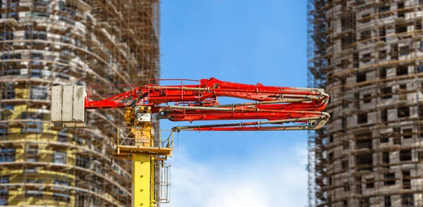 Baubetonpumpe Pumpwagen Mit Bau Befindlichem Mehrstöckigen Gebäude Mit Gerüsten Neuer — Stockfoto