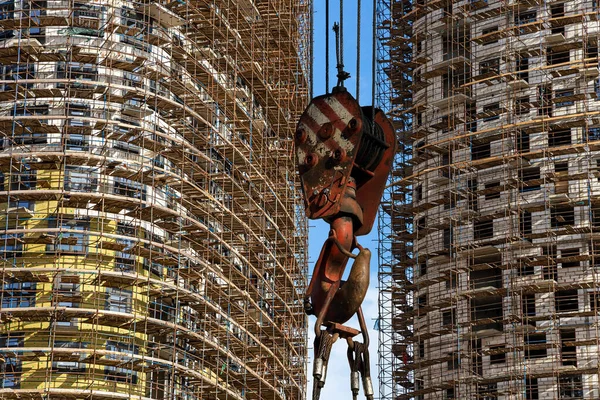 Gancho Guindaste Construção Com Edifício Vários Andares Construção Com Andaimes — Fotografia de Stock