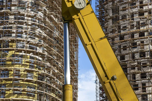 Onderdeel Van Een Bouwmachine Graafmachine Kraan Met Meerdere Verdiepingen Gebouw — Stockfoto