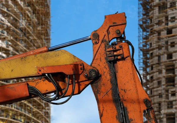 Onderdeel Van Een Bouwmachine Graafmachine Kraan Met Meerdere Verdiepingen Gebouw — Stockfoto