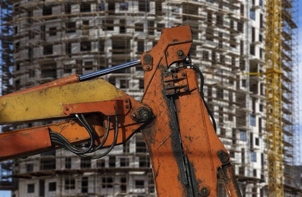 Onderdeel Van Een Bouwmachine Graafmachine Kraan Met Meerdere Verdiepingen Gebouw — Stockfoto