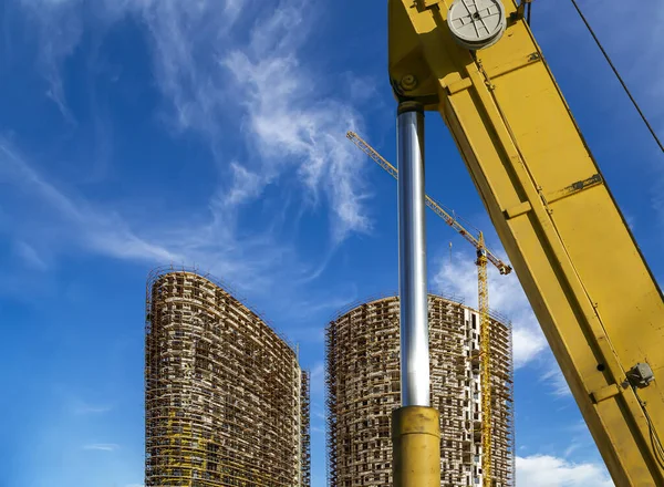 Onderdeel Van Een Bouwmachine Graafmachine Kraan Met Meerdere Verdiepingen Gebouw — Stockfoto