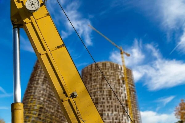 Parte Una Máquina Construcción Excavadora Grúa Con Edificio Varios Pisos —  Fotos de Stock