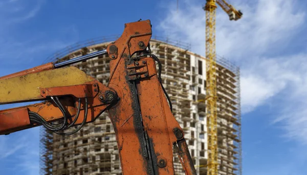 Parte Uma Máquina Construção Escavadeira Guindaste Com Edifício Vários Andares — Fotografia de Stock