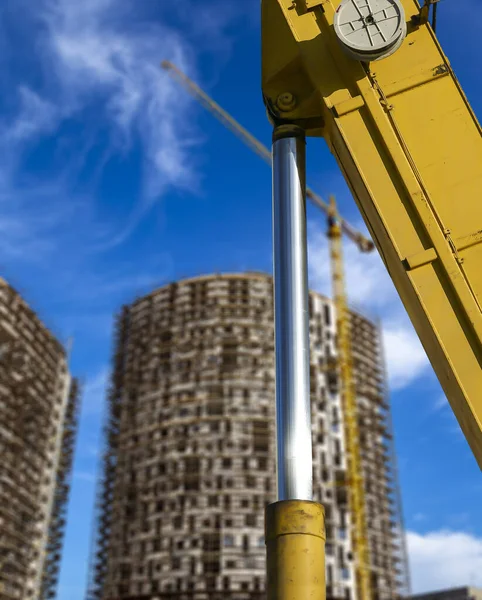 Onderdeel Van Een Bouwmachine Graafmachine Kraan Met Meerdere Verdiepingen Gebouw — Stockfoto