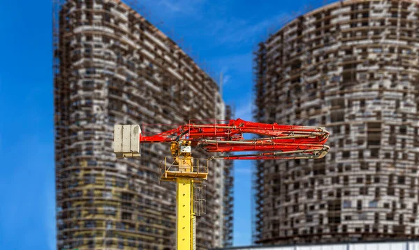 Bomba Concreto Construção Caminhão Bomba Com Edifício Vários Andares Construção — Fotografia de Stock