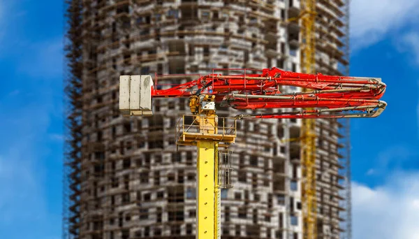 Baubetonpumpe Pumpwagen Mit Bau Befindlichem Mehrstöckigen Gebäude Mit Gerüsten Neuer — Stockfoto