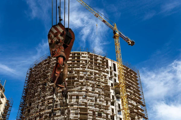 Baukran Haken Mit Bau Befindlichem Mehrstöckigen Gebäude Mit Gerüsten Neuer — Stockfoto