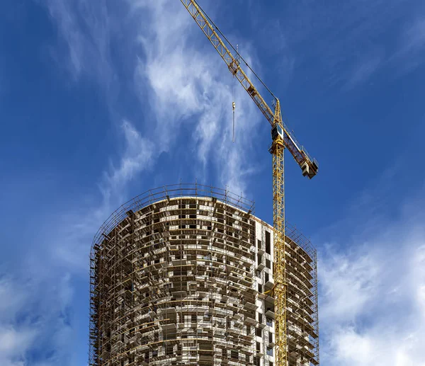 Багатоповерховий Будинок Під Час Будівництва Риштуванням Новий Житловий Комплекс Москва — стокове фото
