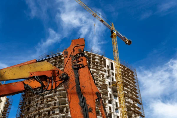 Parte Uma Máquina Construção Escavadeira Guindaste Com Edifício Vários Andares — Fotografia de Stock