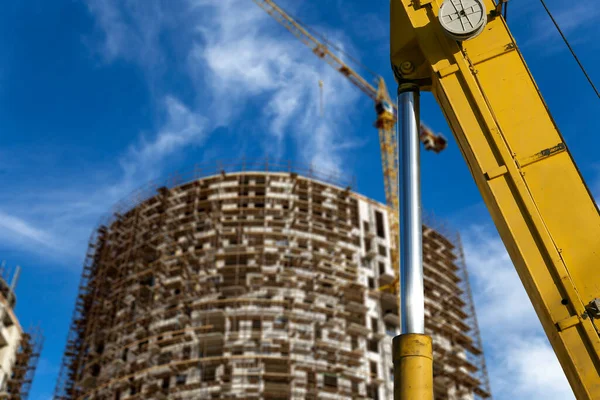 Teil Einer Baumaschine Bagger Oder Kran Mit Bau Befindlichem Mehrstöckigen — Stockfoto