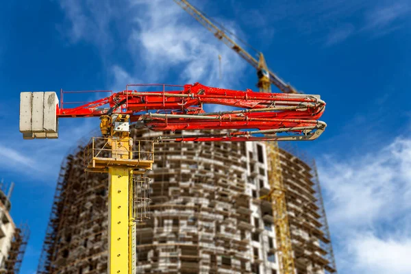 Bomba Concreto Construção Caminhão Bomba Com Edifício Vários Andares Construção — Fotografia de Stock