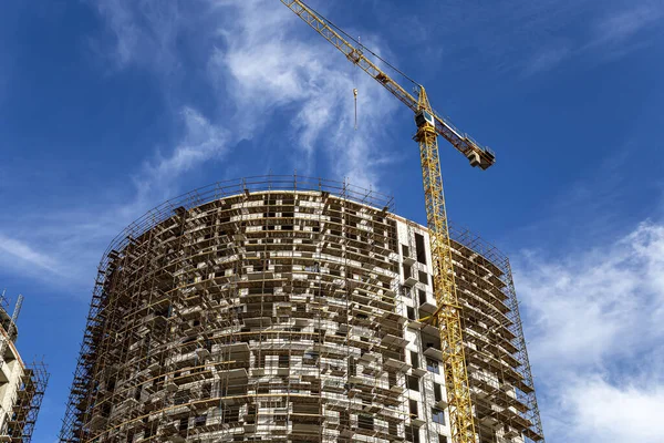 Edifício Vários Andares Construção Com Andaimes Novo Complexo Residencial Moscou — Fotografia de Stock