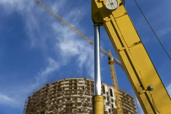 Onderdeel Van Een Bouwmachine Graafmachine Kraan Met Meerdere Verdiepingen Gebouw — Stockfoto