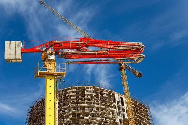 Bomba Concreto Construção Caminhão Bomba Com Edifício Vários Andares Construção — Fotografia de Stock