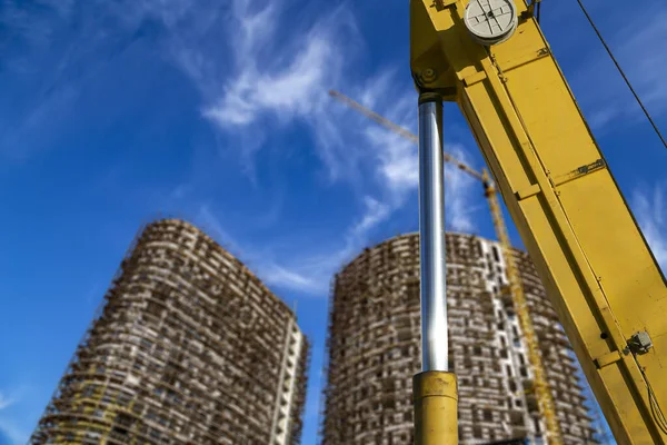 Onderdeel Van Een Bouwmachine Graafmachine Kraan Met Meerdere Verdiepingen Gebouw — Stockfoto