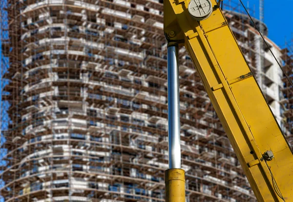 Onderdeel Van Een Bouwmachine Graafmachine Kraan Met Meerdere Verdiepingen Gebouw — Stockfoto