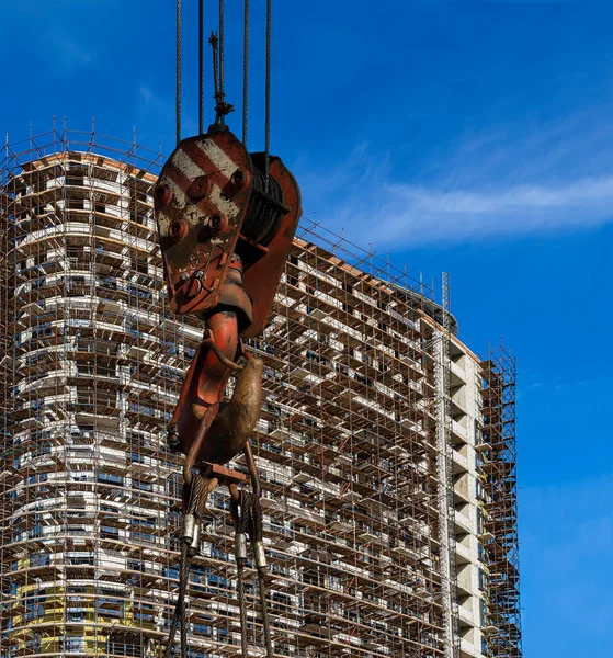 Gancho Grúa Construcción Con Edificio Varios Pisos Construcción Con Andamios — Foto de Stock