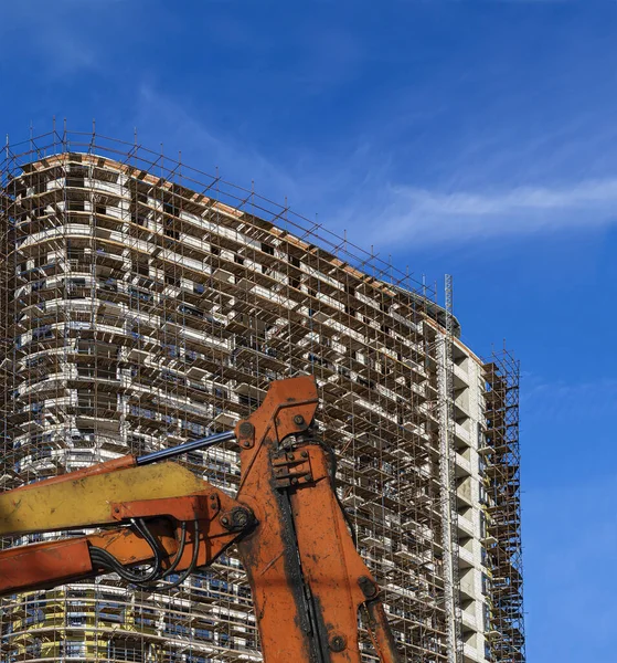 Parte Uma Máquina Construção Escavadeira Guindaste Com Edifício Vários Andares — Fotografia de Stock