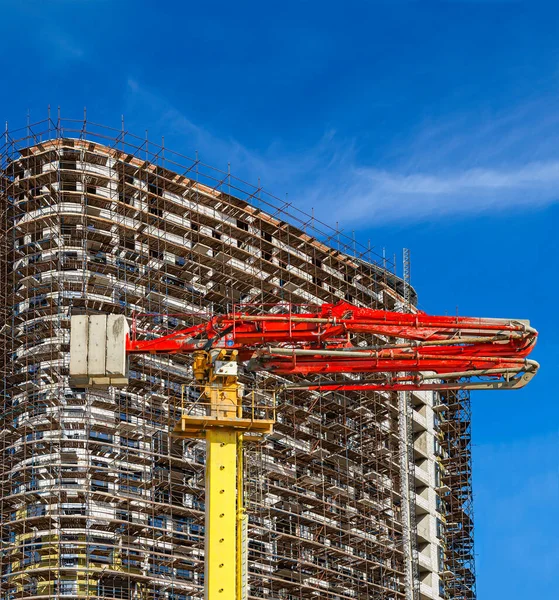 Bomba Concreto Construção Caminhão Bomba Com Edifício Vários Andares Construção — Fotografia de Stock