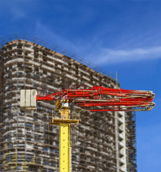 Baubetonpumpe Pumpwagen Mit Bau Befindlichem Mehrstöckigen Gebäude Mit Gerüsten Neuer — Stockfoto