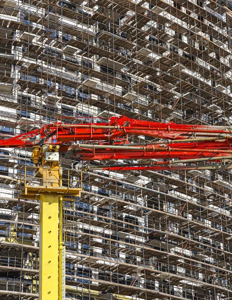 以脚手架 新住宅区 为背景的多层建筑施工混凝土泵 俄罗斯莫斯科 — 图库照片