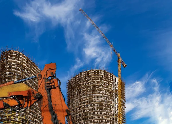 Onderdeel Van Een Bouwmachine Graafmachine Kraan Met Meerdere Verdiepingen Gebouw — Stockfoto