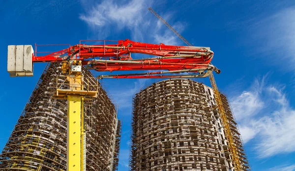 Bomba Concreto Construção Caminhão Bomba Com Edifício Vários Andares Construção — Fotografia de Stock