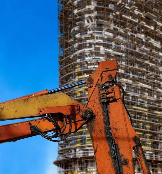 Část Stavebního Stroje Rypadla Nebo Jeřáb Vícepodlažní Budovou Výstavbě Lešením — Stock fotografie