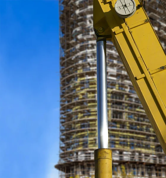 Část Stavebního Stroje Rypadla Nebo Jeřáb Vícepodlažní Budovou Výstavbě Lešením — Stock fotografie