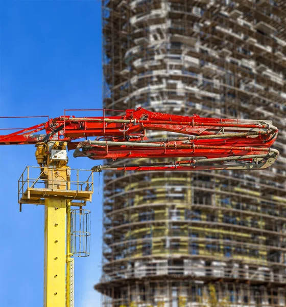 Constructie Betonnen Pomp Pomp Vrachtwagen Met Meerdere Verdiepingen Gebouw Aanbouw — Stockfoto