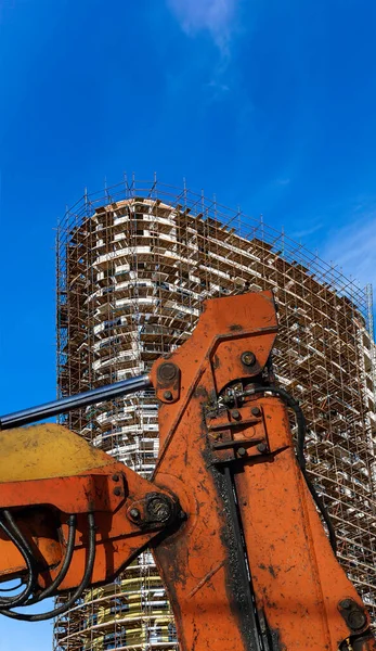 Onderdeel Van Een Bouwmachine Graafmachine Kraan Met Meerdere Verdiepingen Gebouw — Stockfoto