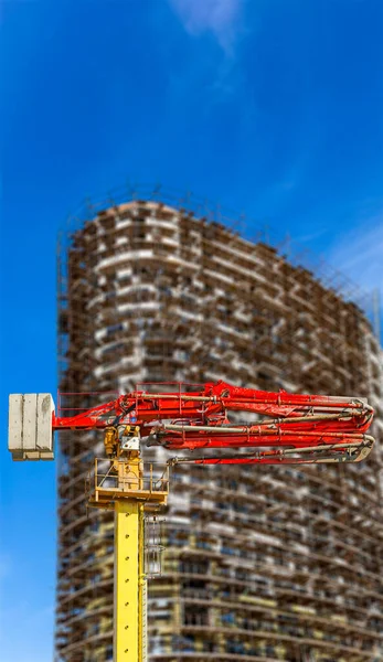 Stavební Betonové Čerpadlo Čerpadlo Vícepodlažní Budovou Výstavbě Lešením Nový Obytný — Stock fotografie