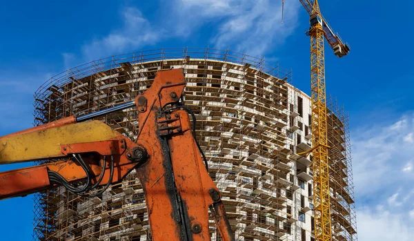 Parte Uma Máquina Construção Escavadeira Guindaste Com Edifício Vários Andares — Fotografia de Stock