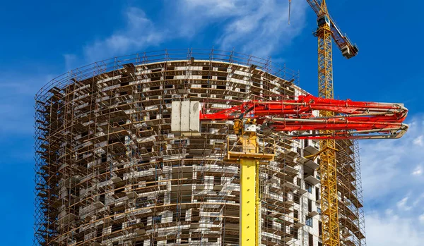 Constructie Betonnen Pomp Pomp Vrachtwagen Met Meerdere Verdiepingen Gebouw Aanbouw — Stockfoto