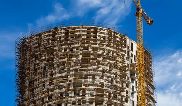Багатоповерховий Будинок Під Час Будівництва Риштуванням Новий Житловий Комплекс Москва — стокове фото