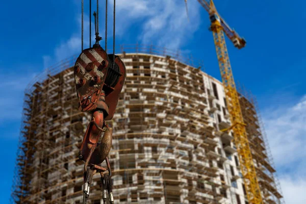 Γάντζος Γερανογέφυρας Πολυώροφο Κτίριο Υπό Κατασκευή Σκαλωσιές Νέο Συγκρότημα Κατοικιών — Φωτογραφία Αρχείου