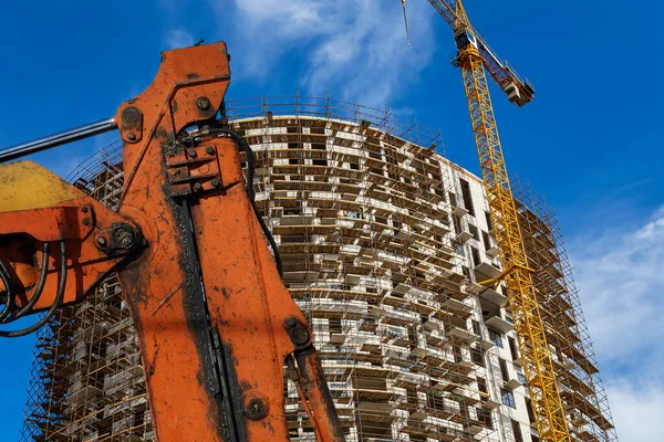 Onderdeel Van Een Bouwmachine Graafmachine Kraan Met Meerdere Verdiepingen Gebouw — Stockfoto