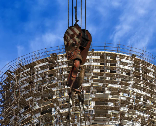 以脚手架 新住宅区 为背景 正在施工的多层建筑的建筑用起重机吊钩 俄罗斯莫斯科 — 图库照片