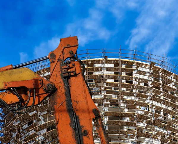 Onderdeel Van Een Bouwmachine Graafmachine Kraan Met Meerdere Verdiepingen Gebouw — Stockfoto