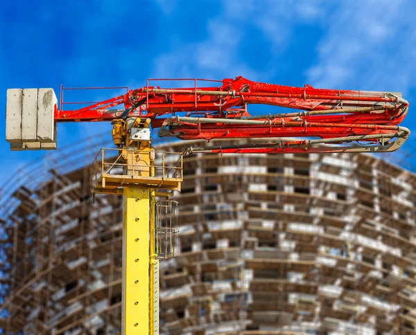 以脚手架 新住宅区 为背景的多层建筑施工混凝土泵 俄罗斯莫斯科 — 图库照片